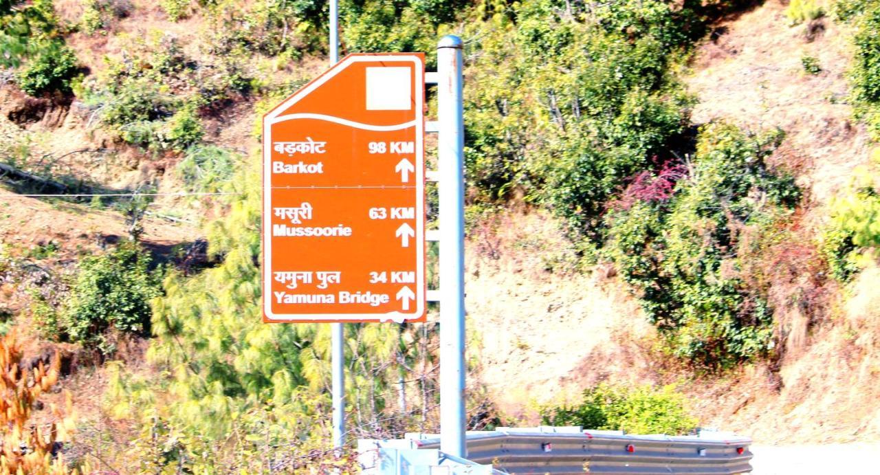 Veda Inn Chakrāta Dış mekan fotoğraf