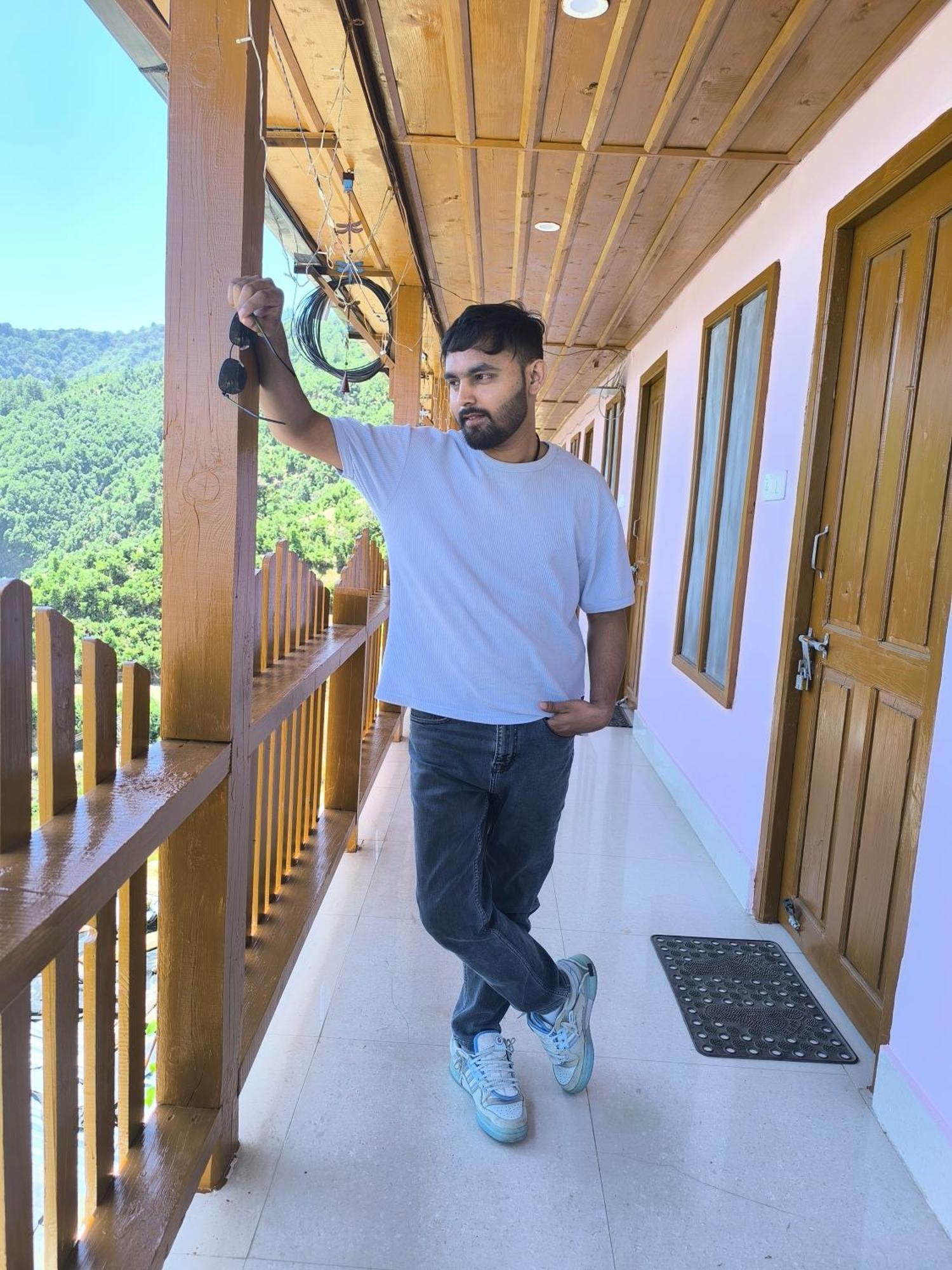 Veda Inn Chakrāta Dış mekan fotoğraf