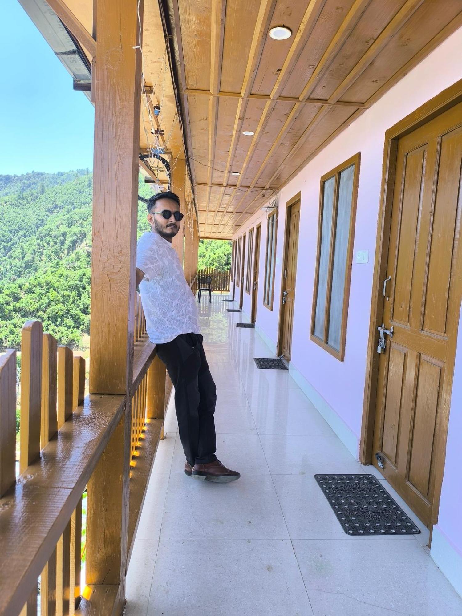 Veda Inn Chakrāta Dış mekan fotoğraf