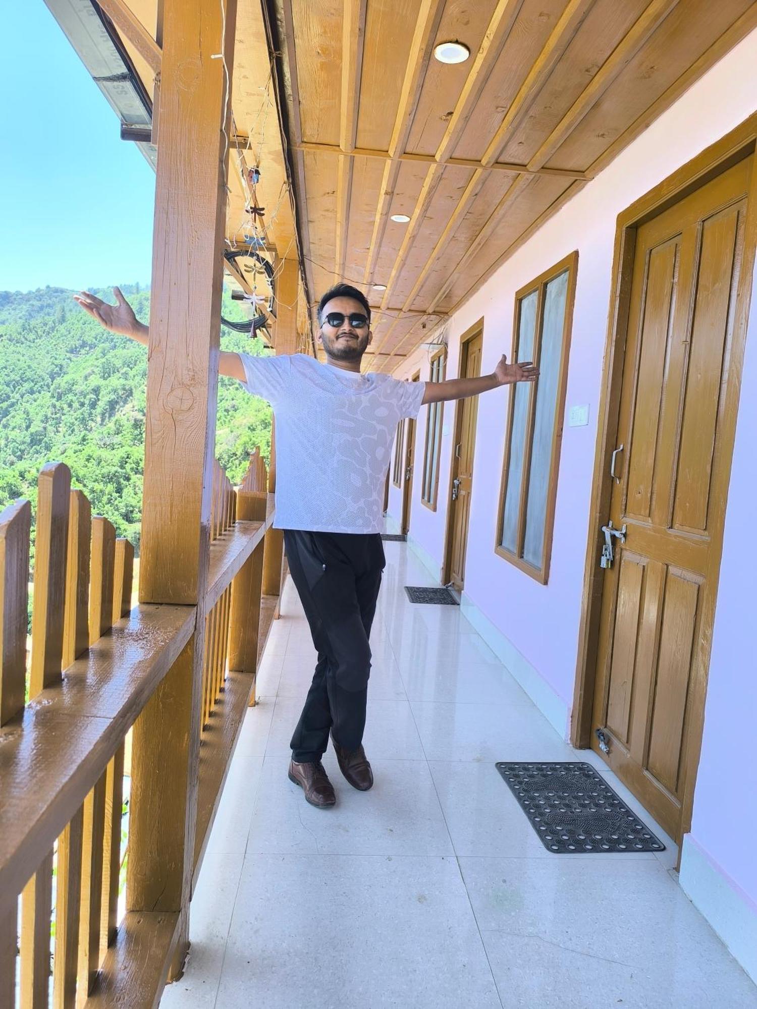 Veda Inn Chakrāta Dış mekan fotoğraf